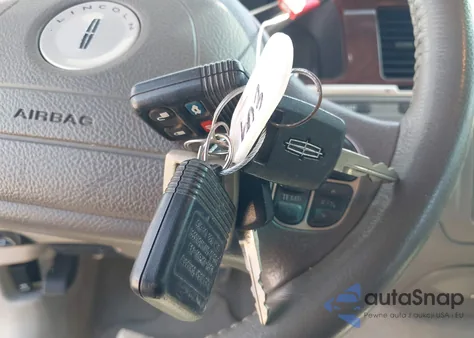 2004 Lincoln Town Car Signature z USA, uszkodzony, nr VIN 1LNHM81W34Y676843